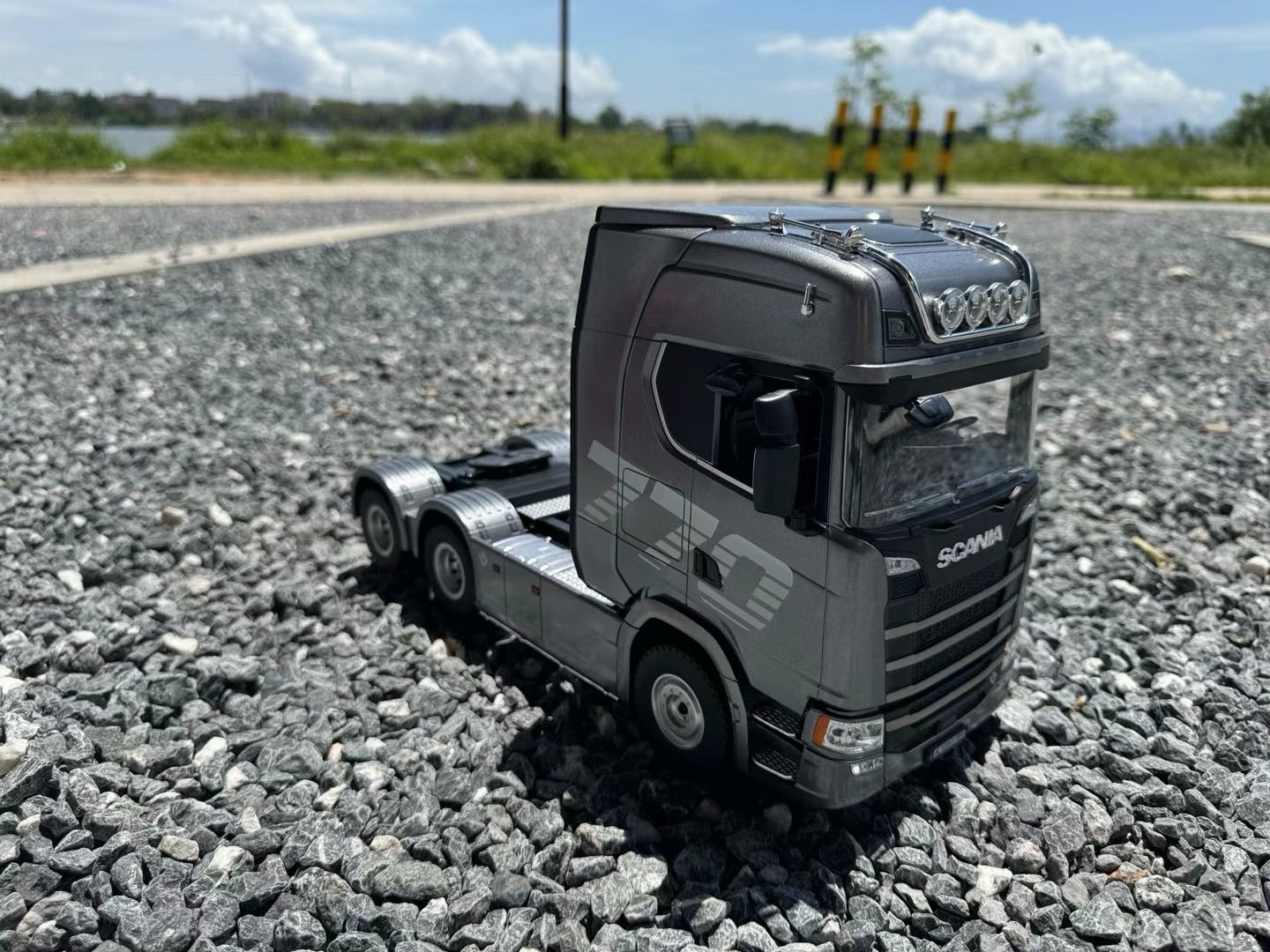 Huina 1501 1:18 19-channel Stania tractor