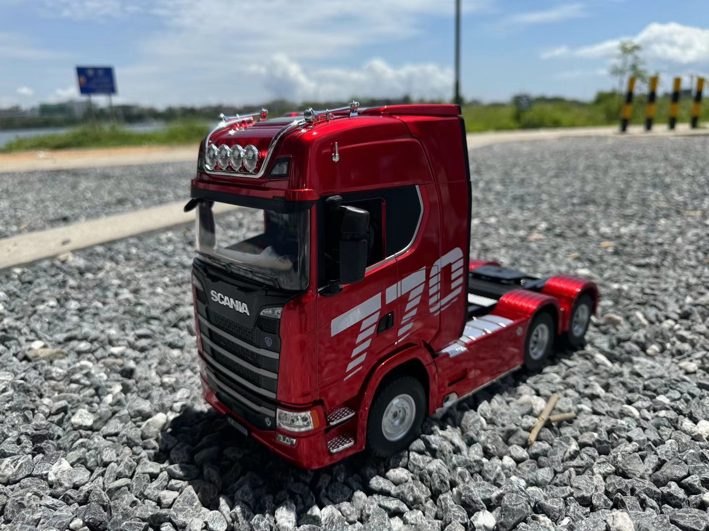 Huina 1501 1:18 19-channel Stania tractor