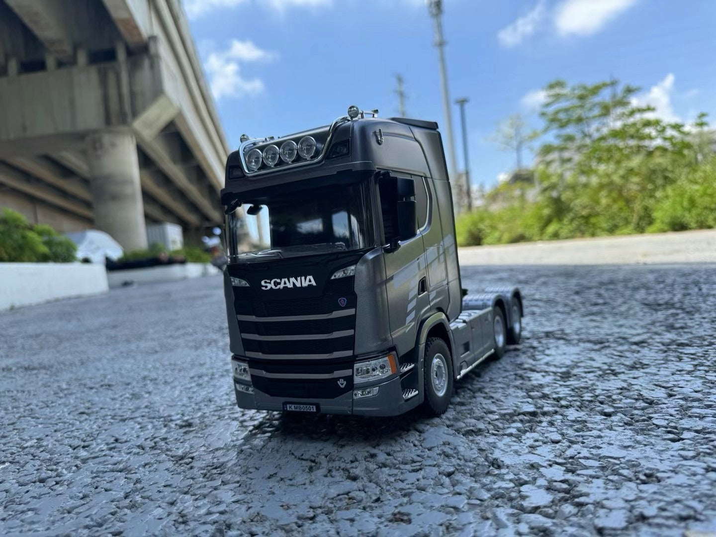 Huina 1501  1:18 19-channel Stania tractor